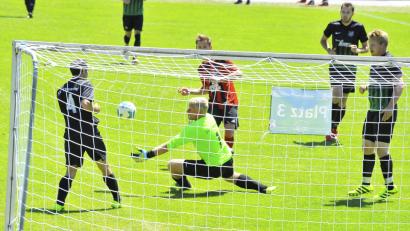 Bild: Ziegler
Eine Szene aus dem Vorrundenspiel der Gruppe A:  SSV Paulsdorf (Mitte) gegen den SV Thenried (0:2).