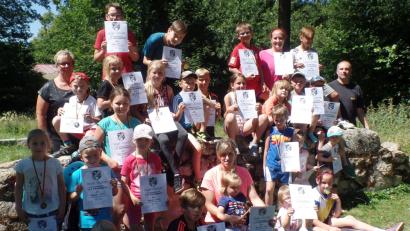 Bild: br
Mit Freude und voller Stolz über ihr erfolgreiches Abschneiden beim Leichtathletiksportfest zeigen die jungen Buben und Mädchen ihre Urkunden und Medaillen. (Ganz rechts), TuS-Vorsitzender Klaus Filbinger und (links hinten) TuS-Übungsleiterin Marion Jendrusch.