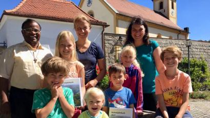 Bild: gri
Pfarrer Moses Gudapati, Büchereileiterin Ute Beigel und HKV-Vertreterin Barbara Gerl (hinten links) freuen sich mit den Kindern über das neue Heimatjahrbuch 2017, das ab sofort in der Pfarrbücherei ausgeliehen werden kann.
