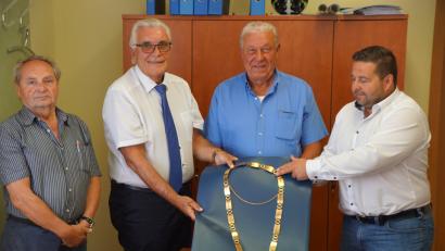 Bild: bkr
Die Fraktionssprecher Erich Hader (SPD), Josef Hecht (CSU, zudem amtierender Bürgermeister) und Eberhard Besold (Freie Wähler) sowie Kämmerer Thomas Kaufmann (von links) präsentieren die von Gabriele Sieber gespendete Amtskette des Rathauschefs.