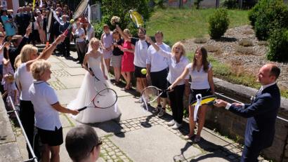 Bild: le
Eine kleine Runde Tennis nach der Trauung.  Daniela und Stefan Schwab schreiten nach der Trauung durch ein langes Spalier.