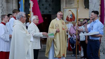 Bild: Kunz
Beim Kirchplatz-Treff nach dem Festgottesdienst nimmt Pfarrvikar Andreas Reber zahlreiche Glückwünsche entgegen.
