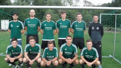 Bild: she
Die Neuzugänge des FC Wernberg mit den Verantwortlichen: (hinten von links) Manuel Winkler (Trainer FC II), Max Kurzwart, Andreas Lang, Bastian Hübner, Matthias Dietl, Trainer Christian Most, (vorne von links) Sebastian Zahner, Michael Schlosser, Stefan Kehr, Lukas Preißer und Sebastian Preißer. Es fehlen Moritz Wich und Simon Eisenbeiß.