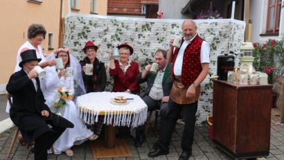 Bild: rpp
Die Theaterfreunde von Rudi Schinner ehren das Brautpaar mit der Nachstellung einer Historischen Hochzeitsszene und laden es zu Bier und Tanz ein.