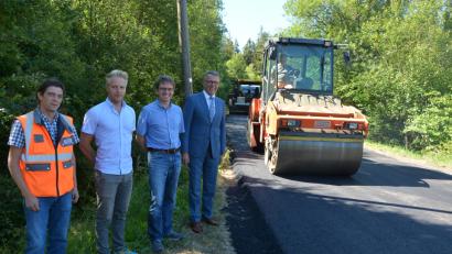 Bild: Rosner, Josef
Ab Donnerstagvormittag ist die Gemeindeverbindungsstraße nach Wondrebhammer wieder für den Verkehr frei. Derzeit erhält die Fahrbahn auf einer Länge von 1300 Meter einen neuen Straßenoberbau. Am Montagvormittag überzeugten sich (von rechts) Bürgermeister Franz Stahl, Stadtbaumeister Andreas Ockl, Straßenmeister Michael Dörfler und Christian Seegerer (Strabag) vom Baufortschritt.