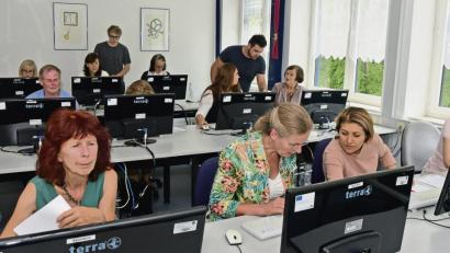 Bild: Petra Hartl
Multiplikatoren, Lehrer und Aktive der Umweltbildung erhalten von Ulrike Zimmermann, Bildungskoordinatorin an der VHS Amberg-Sulzbach (hinten links), eine Einweisung in die digitale Lernplattform „In-Life“.