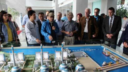 Bild: exb
Landrat Thomas Ebeling (rechts) und eine Delegation aus dem Landkreis Schwandorf waren im Jahr 2016 in China. Am Hafen, der zu Laizhou gehört, wurde eines der weltweit größten und effizientesten Kohlekraftwerke der Welt errichtet.
