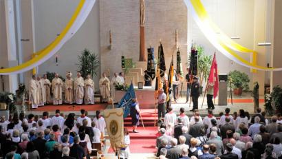 Bild: twi
An Festgottesdienst beteiligen sich auch viele Vereine, zahlreiche Ministranten und die Kommunionkinder.