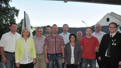 Bild: bey
Bei der Neuwahl bestätigen die Mitglieder Annelie Stahl als Schützenmeisterin. Matthias Müller wurde zweiter Schützenmeister, neuer Kassier ist Andreas Müllner, Anneliese Hartung ist Schriftführerin, neue Sportwart ist Thomas Enslein (vordere Reihe, von links). Beisitzer sind Johannes Baier, die Kasse prüft Herbert Stahl, Josef Pflaum ist Beisitzer, weiterer Kassenprüfer ist Helmut Schreck (hintere Reihe von links). Zur Wahl gratulieren Bürgermeister Rainer Rewitzer (links) und Gauschützenmeister Stefan Brandmiller (rechts).