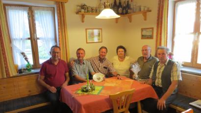 Bild: exb
Fremdenverkehrsvereins-Vorsitzender Alfons Schnurrer zusammen mit Harald Hauer, Claus Deppner, Gastgeberin Helga Köstler, Hans Beham und Gastgeber Ferdinand Köstler.