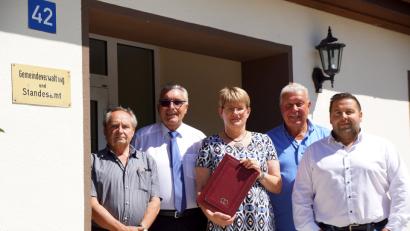 Bild: bkr
Erich Hader, amtierender Bürgermeister Josef Hecht (von links), Kämmerer Thomas Kaufmann und Eberhard Besold freuen sich über den Zuwachs. Sieglinde Stark (von rechts) verstärkt künftig das Team der Gemeindeverwaltung.