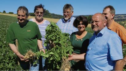Bild: Herda, Jürgen [JRH] (juergen.herda@oberpfalzmedien.de)
Die Kartoffeln sollten jetzt schon größer sein, deshalb hoffen Josef Reitinger (von links) und Gattin, Kreisbäuerin Rita Blüml und BBV-Bezirkspräsident Josef Wutz (rechts) auf baldigen Regen und wachsende Knollen.