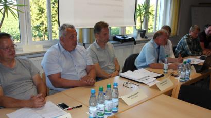 Bild: kro
Ein Arbeitsgespräch mit den Fachbehölrden fand am Montagabend im Feuerwehrhaus statt. Unser Bild zeigt von links, Fieter Bauer, Markus Trösch, Robert Ernstberger, Bürgermeister Max Bindl, Elisabeth Stermenann und Johannes Schrems.