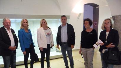 Bild: Kunz
Der CSA-Kreisverband im Keramikmuseum (von links): Hans Forster, Kreisrätin Andrea Lang, Dagmar Nachtigall, Kurator Thomas Kühn, Museumsleiterin Stefanie Dietz und Sandra Prichta, die sich für den Fortbestand der Einrichtung stark machen.
