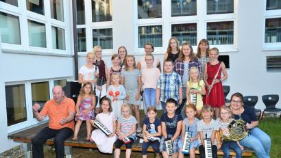 Bild: fjo
Eine bunt gemischte Truppe unter Leitung von Hermann Mack (links) erfreut im Atrium des Schulgebäudes die Zuhörer.