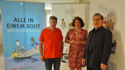 Bild: sbü
Hans Bräuer von der KEB-Weiden-Neustadt, Christina Engl von der Caritas in der Diözese Regensburg und der Leiter des Exerzitienhauses Johannisthal,  Manfred Strigl, bei der  Eröffnung der  Karikaturenausstellung.