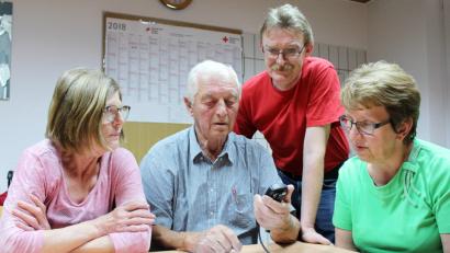 Bild: njn
Ausbilder Rüdiger Ubrig (stehend) zeigte den BRK-Mitgliedern in der Monatsversammlung die Funktionsweise des Digitalfunks.