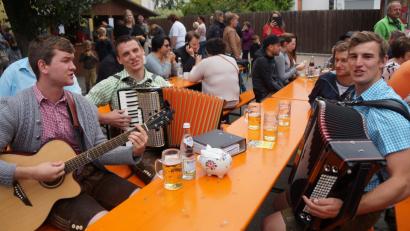 Bild: weu
Michael Fleischer und Michael Niebauer sowie Stefan Prey, die sich „OpenEndBand“ nennen, umrahmten das Pfarrfest am Nachmittag musikalisch.