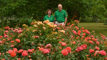 Bild: hcz
"Gartenfee" Renate Flauger und Obst- und Gartenbauvereins-Vorsitzender Klaus Fischer begrüßen die Besucher am Eingang des Lehr-, Schau- und Vereinsgartens