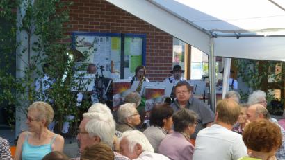 Bild: ser
Das Kirchweihfest wird in Neuhaus mit einem Gottesdienst und einem weltlichen Fest auf dem Vorplatz der Heilig-Geist-Kirche gefeiert. Die Neuhauser nehmen  das Angebot  gerne an und feiern  und singen mit den Burgsteigmusikanten bis zum  Sonnenuntergang.