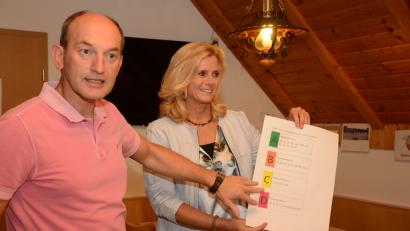 Bild: bey
Geschäftsleiter Günter Gschwindler und Bürgermeisterin Andrea Lang stellen den Vöslesriethern das Konzept zur neuen Beschilderung vor