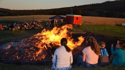Bild: gi
Auf der „Buslhöhe“ über Tröbes wurde das Johannisfeuer von der Landjugend entzündet. Pfarrer Josef Most segnete das Feuer. Auf der Anhöhe ließ sich das Feuer gut beobachten. Bild: gi