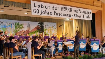 Bild: le
Mit dem Stück „Welcome" eröffnet der Jubelchor das eindrucksvolle Bläserfest zum 60-jährigen Bestehen.