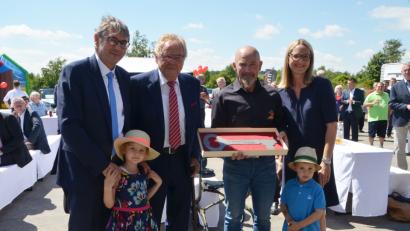 Bild: dob
Bei der Schlüsselübergabe mit Unternehmer Josef Reger (Zweiter von rechts) sind Firmenchef Bernd Widmann, Firmengründer und Seniorchef Bruno Widmann, Schwiegertochter Lisa Widmann (von links) mit den Kindern Ben und Sophia überglücklich, dass die Umbaumaßnahme so reibungslos verlaufen ist.