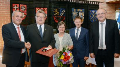 Bild: Schönberger
Anerkennung für Verdienste um den Heimatring: OB Kurt Seggewiß (links) gratuliert mit seinen Bürgermeisterkollegen Lothar Höher und Jens Meyer (von rechts) Günther Magerl und seiner Frau Elfi.