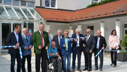 Bild: plym
Der Zweckverband Sibyllenbad beim oder nach dem symbolischen Durchschneiden des Bandes.