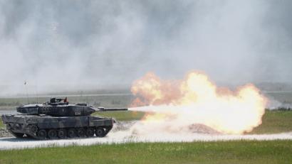 Bild: Kevin S. Abel/US-Armee
Ein Kampfpanzer vom Typ Leopard schießt auf dem Truppenübungsplatz Grafenwöhr.