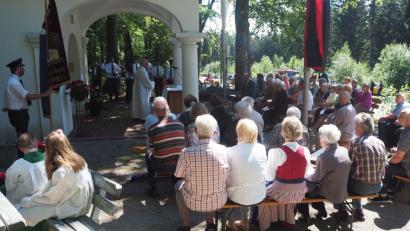 Bild: gz
Pfarrer Gerhard Hettler zelebriert den Gedenkgottesdienst an der Waldkapelle „Maria Heimsuchung“.