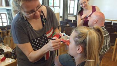 Bild: fjo
Martina Wettinger (links) und Angelika Gollwitzer (hinten) geben Tipps und Ratschläge.