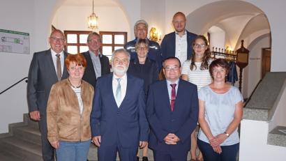 Bild: exb
1. Reihe (von links): Monika Helm (Frau von Klaus Helm), Klaus Helm, Roland Sommer, Birgit Sommer (Frau von Roland Sommer)  2. Reihe (von links): Oberbürgermeister Oliver Weigel, Lothar Friedmann (Hauptamtsleiter), Ute Kaiser (stellv. Personalratsvorsitzende), Franziska Friedrich (Personalstelle)  3. Reihe (von links): Stefan Kolb (Sachgebietsleiter Betriebsverwaltung), Stefan Büttner (Bauamtsleiter)