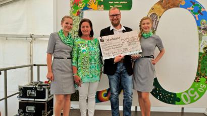 Bild: Völkl
Die Geschäftsführerin (Zweite von links) überreichte den Sandra-Loew-Preis an Manuel Rankl, der ihn stellvertretend für die Mitarbeiter in der Einrichtung in Niederwinkerling entgegen nahm.