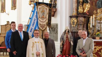 Bild: rha
Langjährige Sodalen werden beim Festkonvent der MMC in Vilseck geehrt (von links): Bannerträger Martin Koller, Präfekt Michael Koller, Zentralpräses Markus Brunner, Josef Lehner, Michael Seegerer und Heinz Probst.