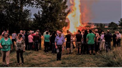 Bild: R. Kreuzer
Nach dem Segensgebet von Pfarrer Gerhard Pausch stellen sich die Gäste ans lodernde Feuer.