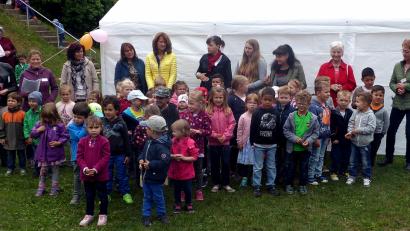 Bild: R. Kreuzer
"Jetzt geht’s los" sangen die Kinder zum Start des Sommerfests des AWO-Kindergartens "Kunterbunt".