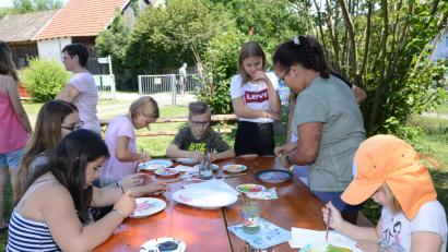 Bild: bey
Die Kinder verzieren mit Begeisterung weiße Teller.