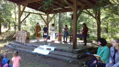 Bild: sei
Der Kindergottesdienstteam erzählt die Geschichte  "Wachsen wie ein Baum".