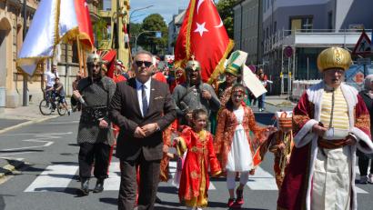 Bild: jr
Celal Öztürk (mit Sonnenbrille) führte den Festumzug durch die Stadt an.