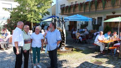 Bild: gri
Sigismund Lang (Zweiter von links) wird beim Sommerfest des VdK besonders geehrt. Im Gespräch mit ihm: Vorsitzender Peter Jakubowicz, seine Stellvertreterin Marianne Gradl und Schriftführer  Bernhard Bamler (von links).