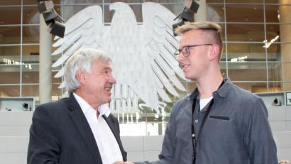 Bild: Harald Frank
Stefan Lützner mit Alois Karl vor dem Bundesadler.