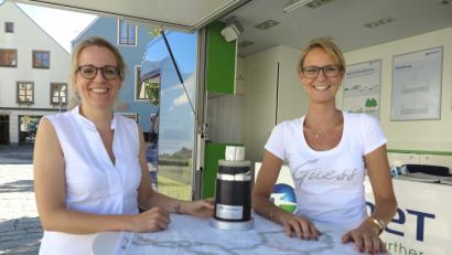 Bild: Hirsch
Die Referentinnen für Öffentlichkeitsarbeit und Bürgerbeteiligung, Ina-Isabelle Haffke (rechts) und Carolin Kürth (links), bauten am Montag einen Info-Stand am unteren Marktplatz auf.   Bild: Hirsch