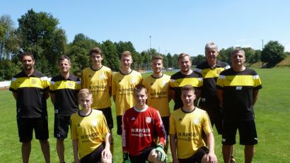 Bild: nrö
Torwarttrainer Johannes Wolf, Chefcoach Thorsten Baierlein, die Jugendspieler Johannes Dotzler, Tobias Meier, Benedikt Rauch, Co-Trainer Christoph Ertel, Abteilungsleiter Wolfgang Dotzler und der Trainer der zweiten Mannschaft, Helmut Hefner (hinten von links), Patrick Bönisch, Neuzugang Benedikt Dietrich und Martin Wawersig.
