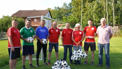 Bild: fvo
FSV-Fördervereinsvorsitzender Michael Wittmann (rechts) unterstützt den FSV mit einer Spende. Darüber freuen sich (von links) FSV-Vorsitzender Peter Sollfrank, Spielführer Simon Bauer, Trainer Markus Dagner, Hubert Pühler (FSV-Förderkreis), Lothar Schön (FSV-Jugend), Josef Götz (Mannschaftsbetreuer 1. Mannschaft) und Jugendkoordinator Roman Klos.