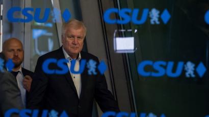 Bild: Peter Kneffel
Horst Seehofer, CSU-Vorsitzender und Bundesminister für Inneres verlässt nach der Sondersitzung des CSU-Vorstandes das Gebäude.