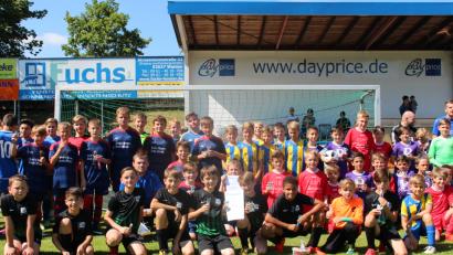 Bild: exb
Die Sieger der  E-1-Jugend, die SG Etzenricht/Weiherhammer/Neukirchen in den blau-gelb gestreiften Trikots, sind stolz auf ihren Erfolg.