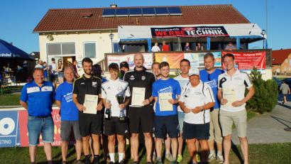 Bild: Schlosser
Beim ersten „Reitinger&Mutzbauer-Cup“ der DJK Weihern-Stein gingen der SV Trisching als Cup-Sieger hervor (Bildmitte).