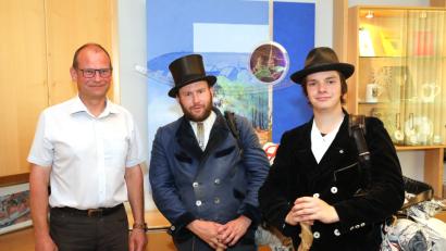 Bild: njn
(von links) Amtsrat Hubert Wojtenek mit den beiden Wandergesellen Maximilian Roscher und Moritz Neß.